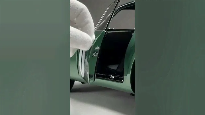 Aston Martin DB4 GT Zagato at 1:8 scale